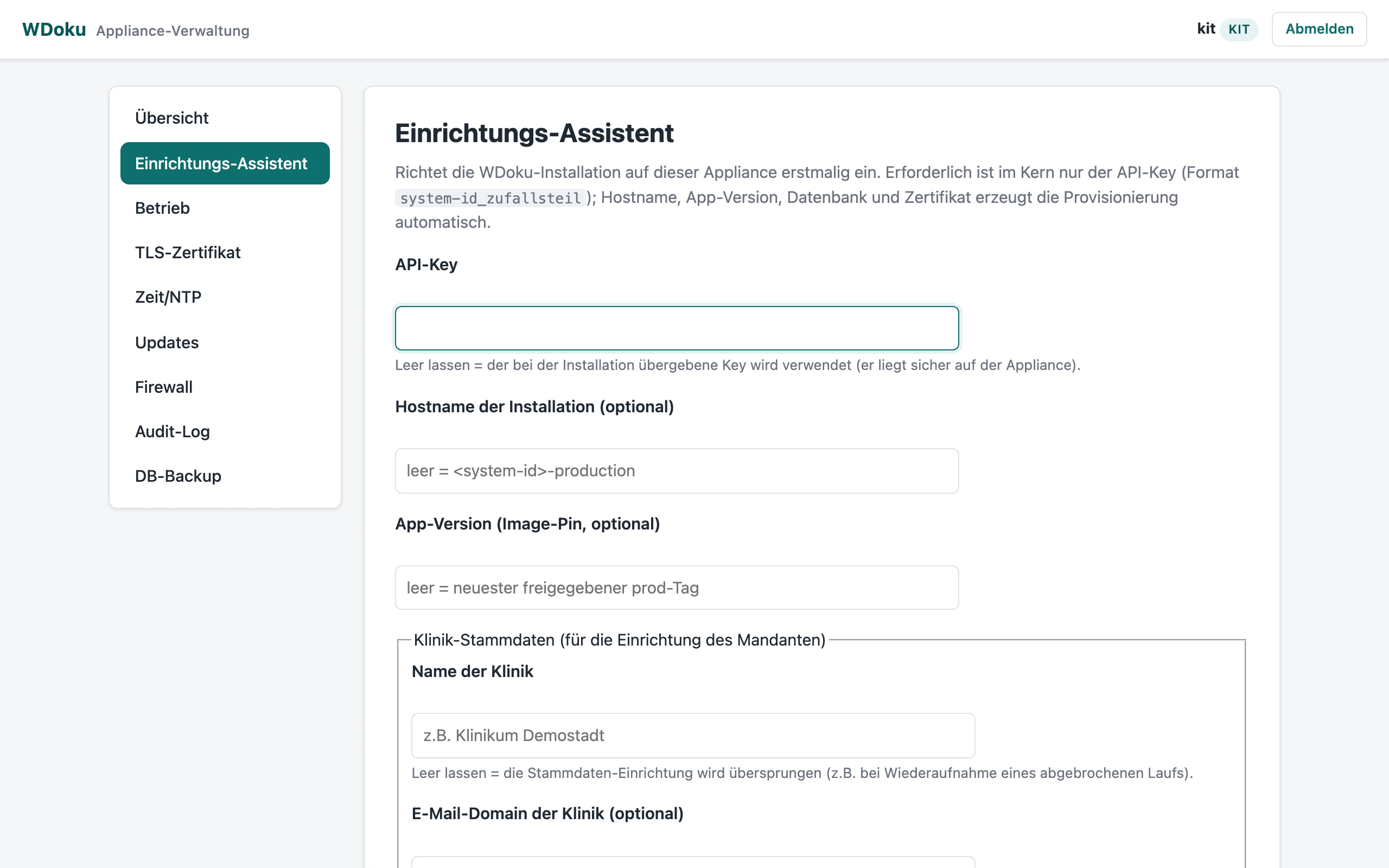 Einrichtungs-Assistent im Admin-Web: Eingabefelder für Installationsschlüssel, Hostname, App-Version und Klinik-Stammdaten